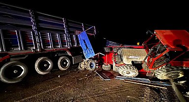 Babaeski'de tır ile traktör çarpıştı, yol trafiğe kapandı