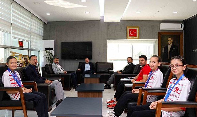 Badminton şampiyonlarından gurur ziyareti