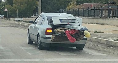 Bagajı kereste dolu araç trafiği tehlikeye attı