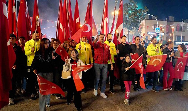 Bahçelievler'de 102 metrelik bayrakla Cumhuriyet coşkusu
