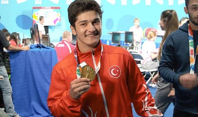 Bakan Bak'tan dünya şampiyonu halterci Muhammed Furkan Özbek'e tebrik