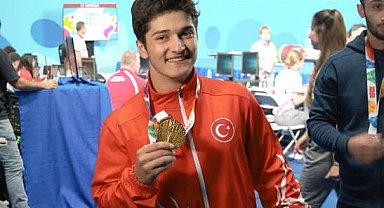 Bakan Bak'tan dünya şampiyonu halterci Muhammed Furkan Özbek'e tebrik