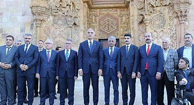 Bakan Ersoy, Divriği Ulu Camii ve Darüşşifası'nı ziyaret etti, tescilli Divriği pilavından tattı