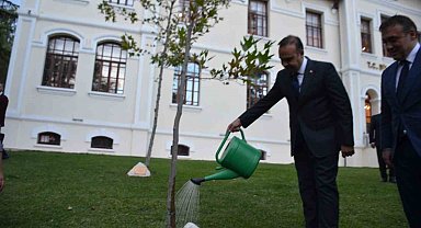 Bakan Kacır, 2023 yılında diktiği çınar ağacını suladı