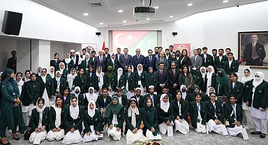 Bakan Tekin Pakistanlı öğrencileri kabul etti
