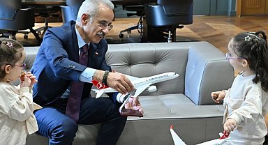 Bakan Uraloğlu minik misafirlerini ağırladı