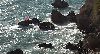Balık tuttuğu kayalıklarda dalgalar yükselince mahsur kaldı