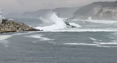 Balıkçı teknesinin dev dalgalarla mücadelesi: Yürekleri ağza getiren anlar