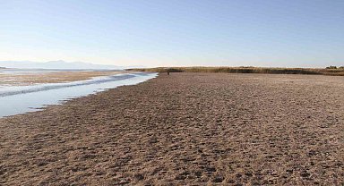 Balıkçıların ağ attığı kuruyan göldeki toprak parçalarında şimdi yürüyüş yapılıyor