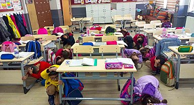 Balıkesir'de okullarda deprem tatbikatı gerçekleştirildi