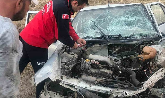 Balıkesir'de otomobil ile kamyon çarpıştı; 2 yaralı