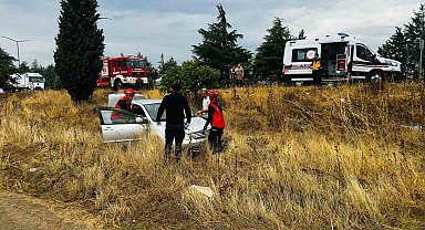 Balıkesir'de otomobil yağmurda kayarak, şarampole uçtu