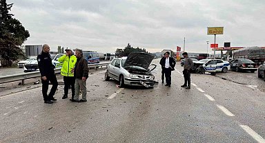 Balıkesir'de polis aracı otomobille çarpıştı: 3 yaralı