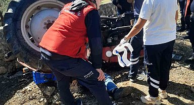 Balıkesir'de traktör devrildi, sürücü yaralandı