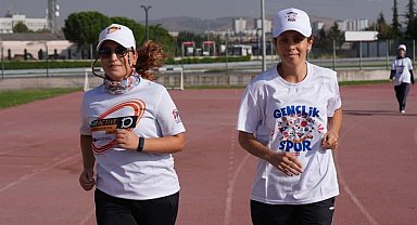 Balıkesir'de yüzlerce genç sağlıklı yaşam için spor yaptı