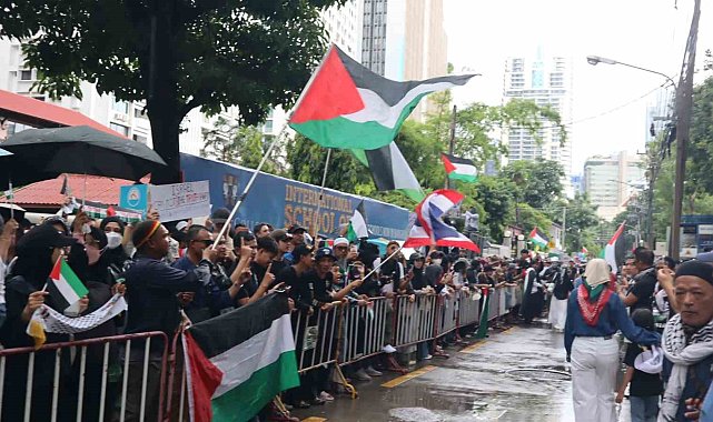 Bangkok'ta İsrail Büyükelçiliği önünde Filistin'e destek gösterisi