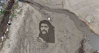 Barış Manço'nun resmini tırmıkla Alanya sahillerine işledi