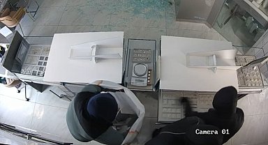 Başakşehir'de AVM içindeki kuyumcu 4 dakikada soyuldu