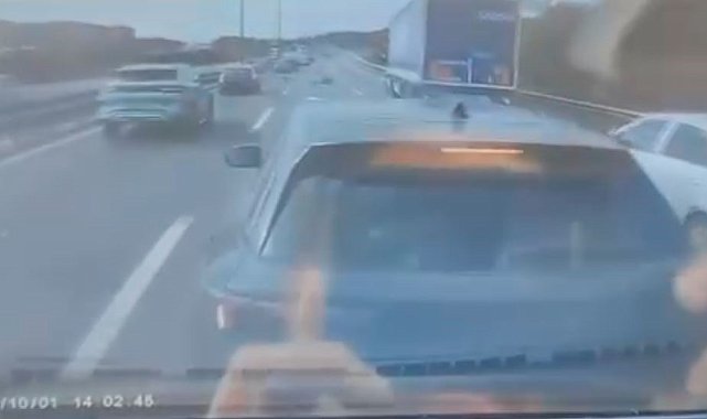 Başakşehir'de zincirleme kaza kamerada: Kamyon motosiklete, mikser önündeki araçlara çarptı