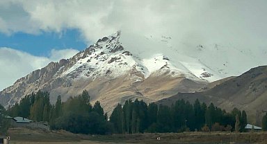 Başkale'de yüksek kesimlere kar yağdı
