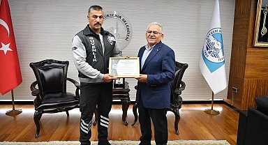 Başkan Büyükkılıç, genç kızı tramvay altında kalmaktan kurtaran güvenlik görevlisini ödüllendirdi