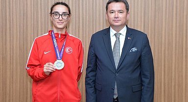 Başkan Erkan Aydın Bursa'nın gururu şampiyon sporcuyu ağırladı