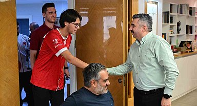 Başkan Yılmaz şampiyonları ağırladı