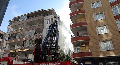 Batman'da bir evde çıkan yangında 4 kişi dumandan etkilendi