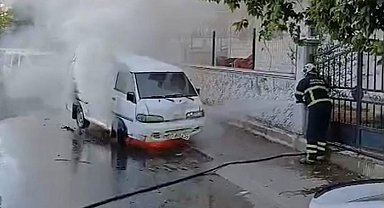 Batman'da park halindeki minibüs yandı