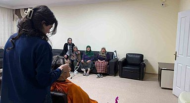 Bayburt'ta huzurevi sakinlerinin kişisel bakımlarını gönüllü kuaför yaptı