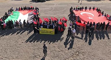 Bayburt'ta öğrenciler hazırladıkları gemileri Filistin'e destek amaçlı Çoruh Nehri'ne bıraktı