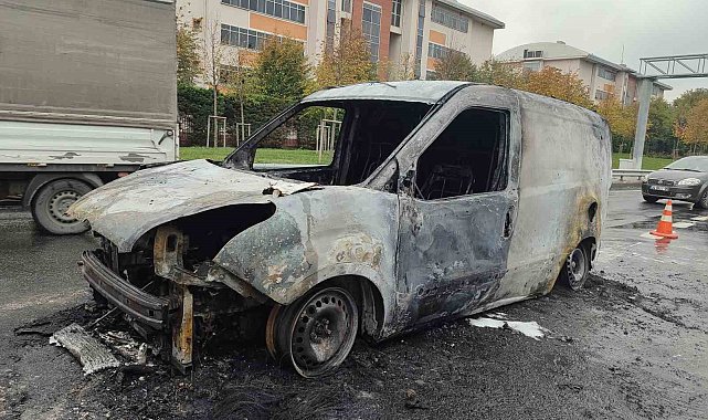 Bayrampaşa'da alev alev yanan araçtan geriye demir yığını kaldı