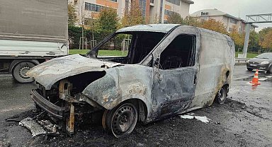 Bayrampaşa'da alev alev yanan araçtan geriye demir yığını kaldı