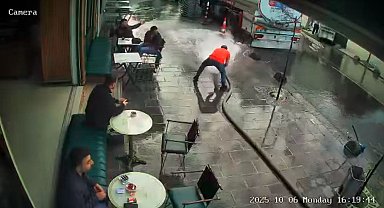 Bayrampaşa'da bir esnaf şov yapayım derken tazyikli suyun azizliğine uğradı, çay içen müşterileri böyle ıslattı