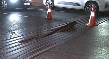 Bayrampaşa'da yerinden çıkan genleşme derzi, çok sayıda aracın lastiklerini patlattı