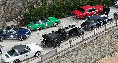 Belçikalı klasik araç tutkunları Artvin'de