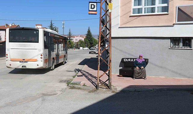 Belediyenin oturacak yer yapmadığı duraklara vatandaş evinden koltuk getirdi