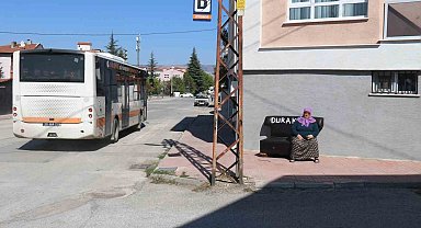 Belediyenin oturacak yer yapmadığı duraklara vatandaş evinden koltuk getirdi