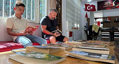 Berber dükkanını kütüphaneye çevirdi: Müşteriler sıra beklerken kitap okuyor