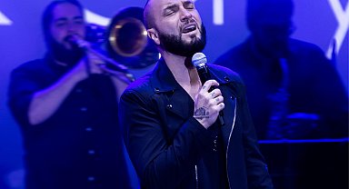 Berkay'dan yağmura rağmen unutulmaz gece!