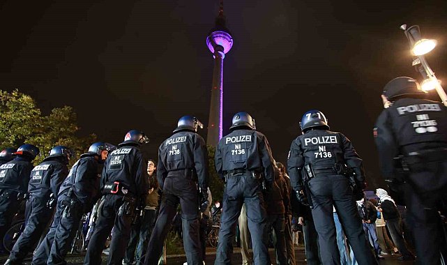 Berlin'de Filistin'e destek gösterisinde polisten sert müdahale