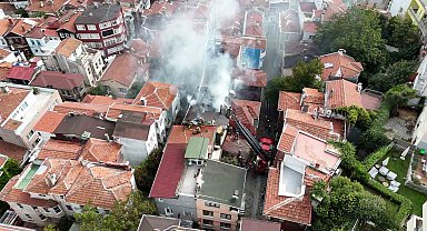 Beşiktaş'ta alevlere teslim olan 4 katlı ahşap bina çöktü: Yangın yan binaya sıçradı