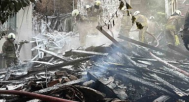 Beşiktaş'ta alevlere teslim olan 4 katlı ahşap binadan geriye enkaz kaldı