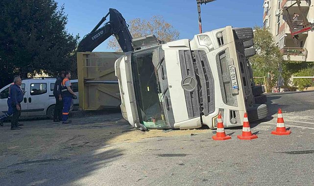 Beşiktaş'ta hafriyat kamyonu devrildi: Şoförün yaralandığı kaza anı görüntülendi
