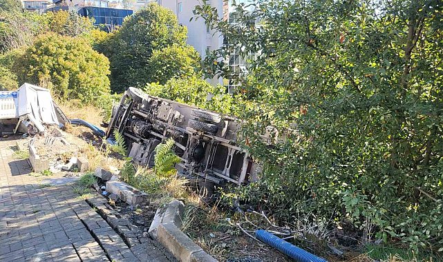 Beşiktaş'ta sürücüsünün navigasyon yönlendirmesiyle yokuş aşağı inen tır kontrolden çıkarak boş araziye devrildi