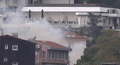 Beşiktaş'ta yanan ahşap bina Anadolu Yakası'ndan görüntülendi