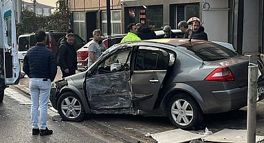 Beton direğe çarpan otomobil sürücüsü yaralandı