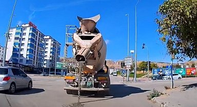Beton mikserinin yola çimento dökerek ilerlediği anlar kamerada