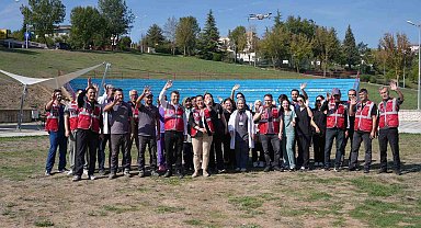 Beyaz önlükleri giyip çöp toplamaya çıktılar