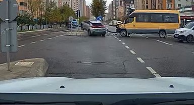 Beylikdüzü'nde kırmızı ışıkta geçen sürücü kazaya neden oldu: O anlar kamerada